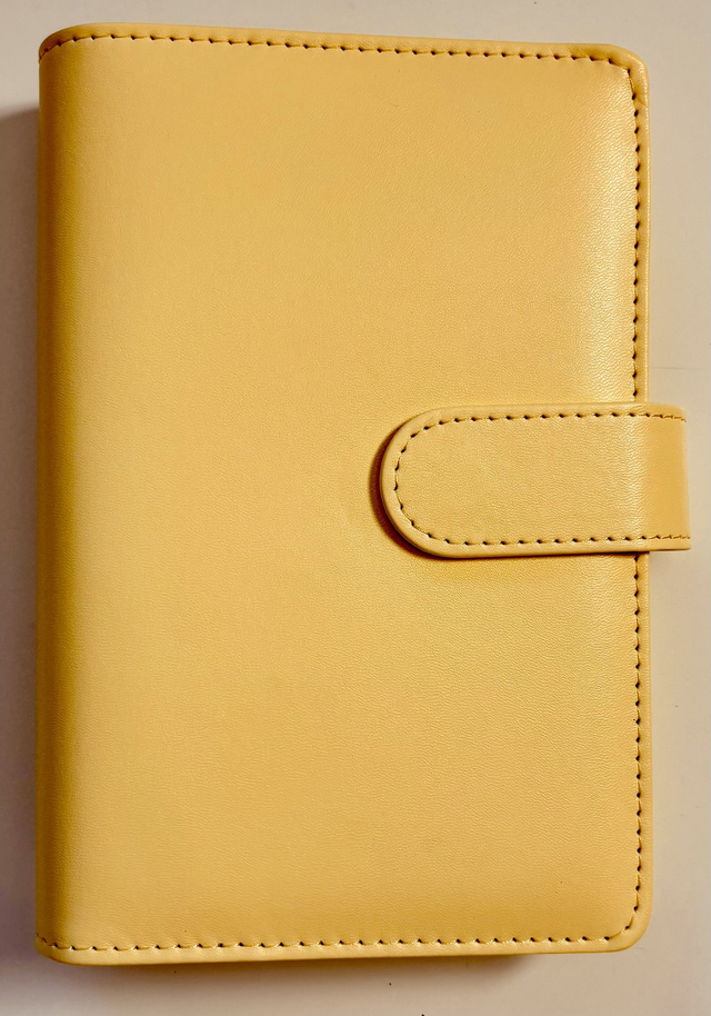 Classeur jaune pastel