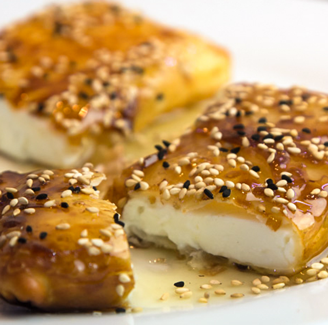 7 Feta gebacken mit Sesam dazu Honig