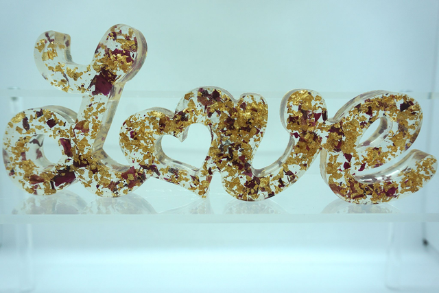 Love - Feuille d&#039;Or et Pétales de Rose