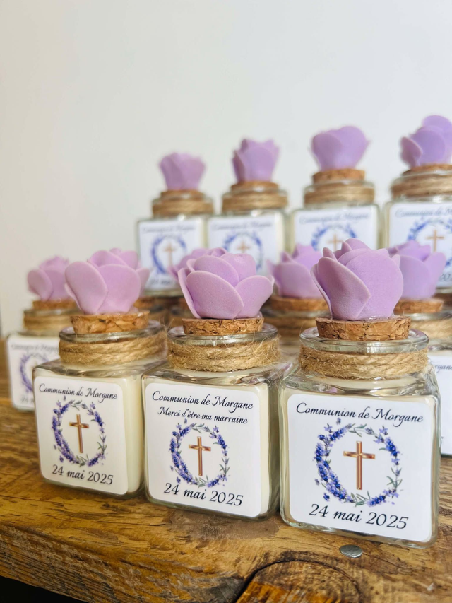 Pots en verre avec  bougie/ dragées /vide  personnalisés avec couronne de fleurs et croix dorée