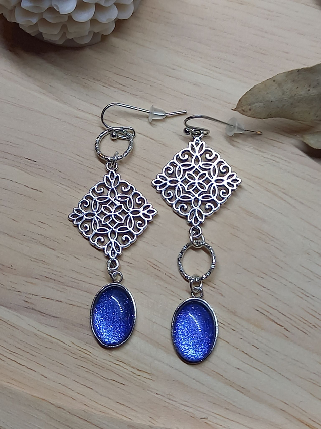 Boucles d&#039;oreilles asymétriques - cabochon ovale bleu nacré /  cercle texturé argenté / connecteur carré motifs / argenté 