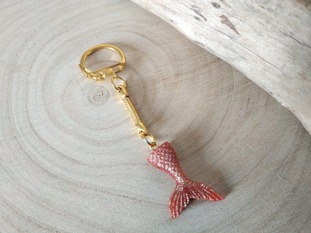 Porte-clés queue de sirène rouge pailleté