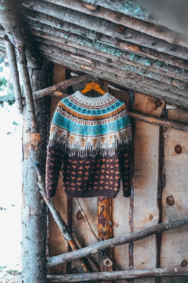 Alakay Sweater Kit - Col 04 (Sheep Sorrel Álafosslopi) - Wool &amp; Pattern - Linka Neumann