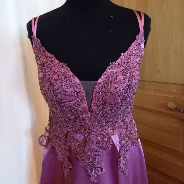 Robe de soirée fendue en satin vieux rose