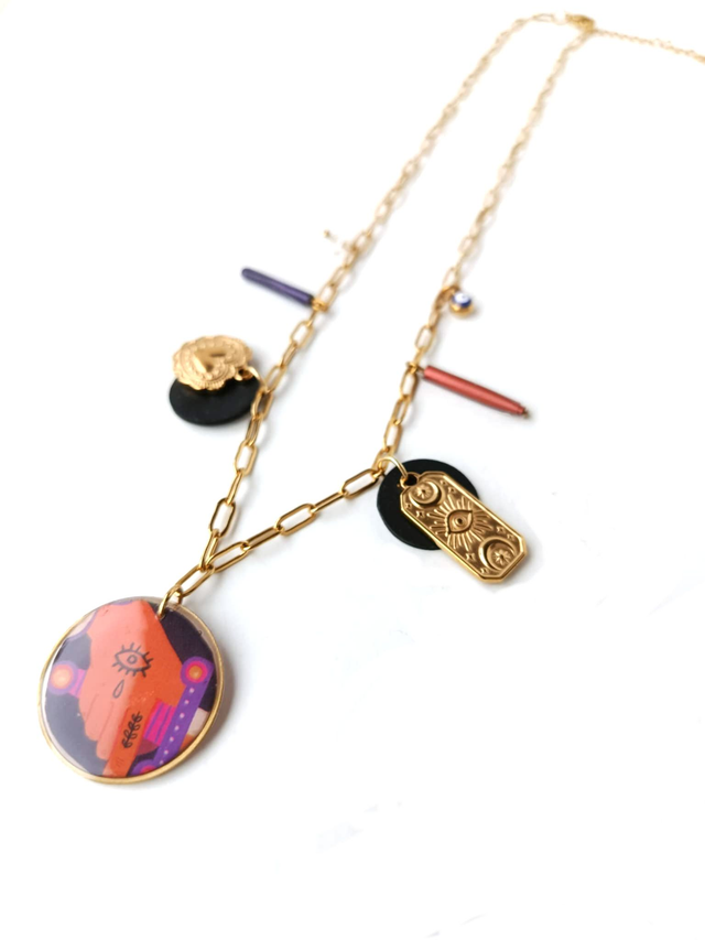 Collier à Breloques Upcyclé Carte de Tarot, Chambre à Air &amp; Aluminium Recyclés - Main protectrice