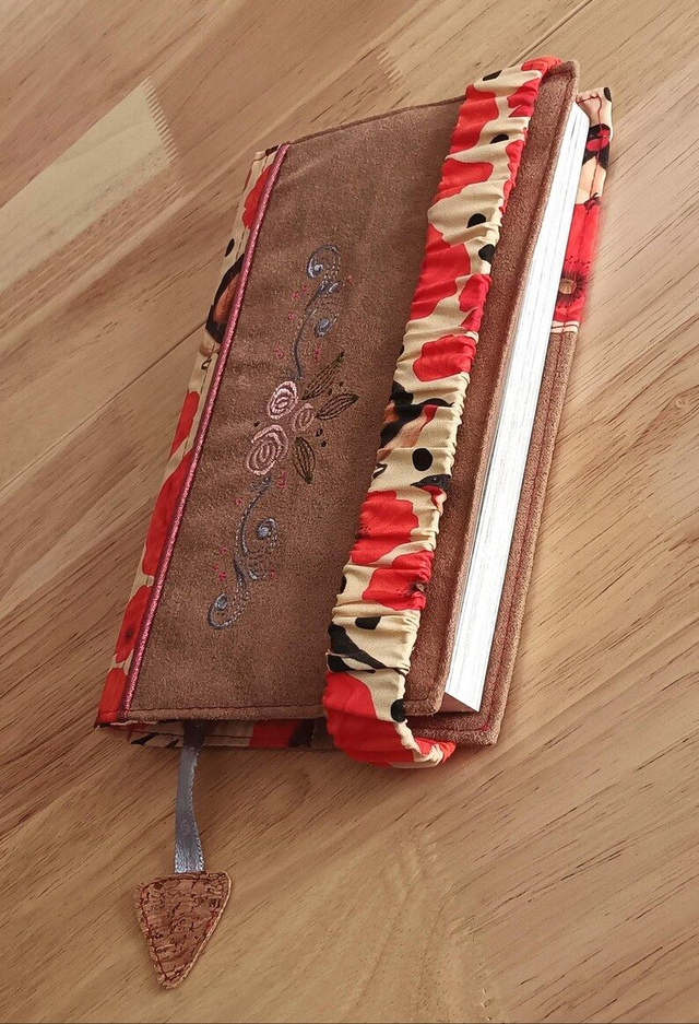 Couvre livre en suédine et popeline avec motif hirondelles coquelicots – Élégance et protection pour vos livres