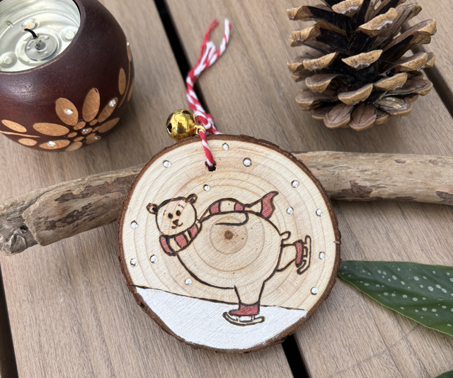 Boule de Noël en bois Ours sur Glace 