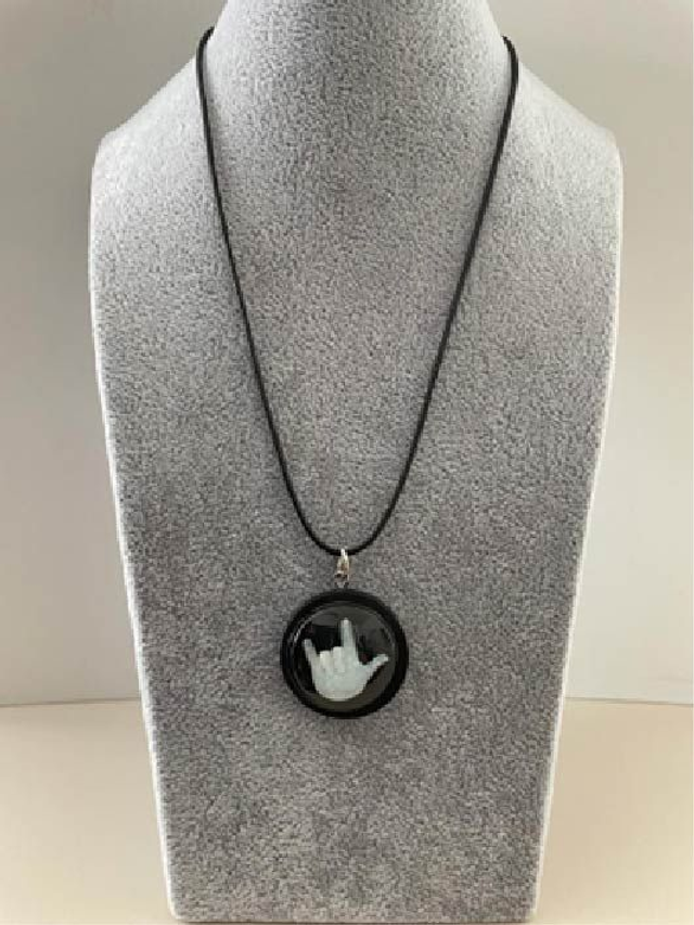 Halskette mit Anhänger „ILY“-Handform, schwarz Holz