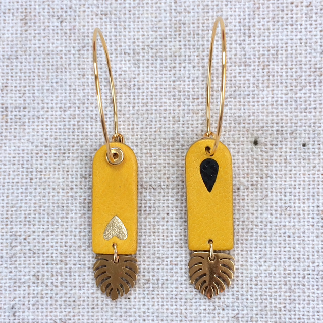 Boucles d’oreilles « Organ pipe » dorées, réversibles, cuir jaune d’or avec inserts doré / noir