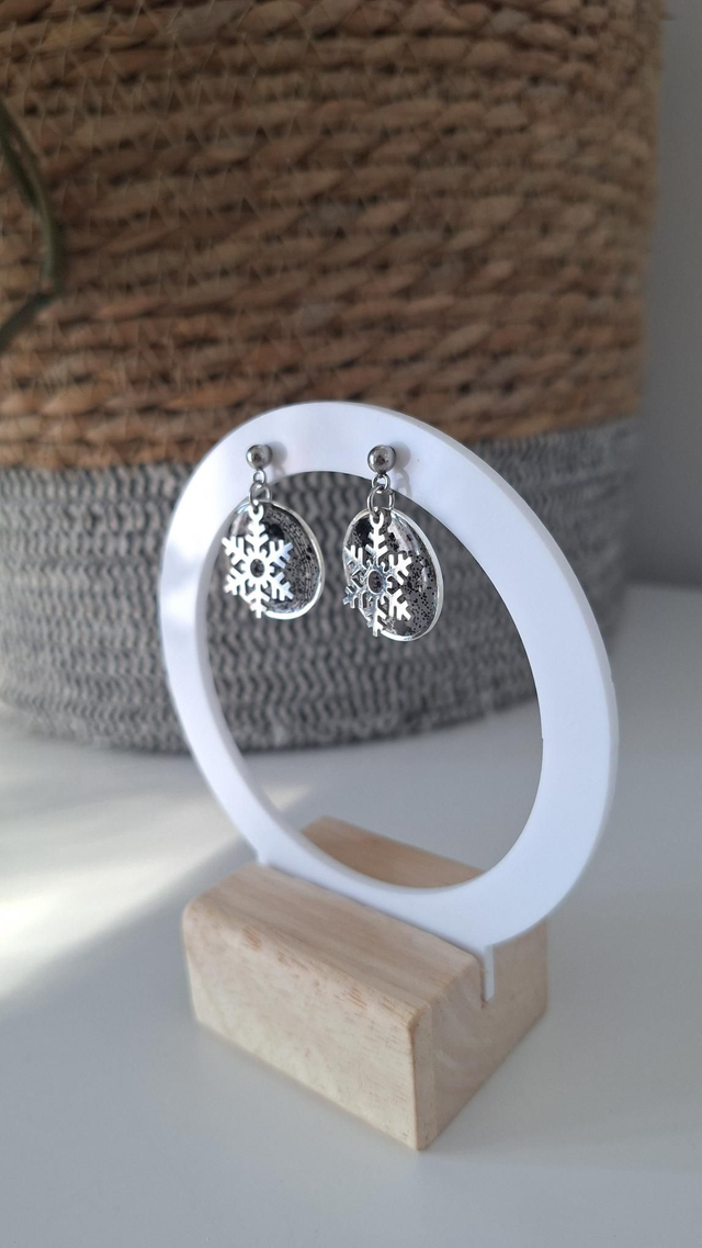 Boucles d&#039;oreilles flocons argentés paillettes noires 