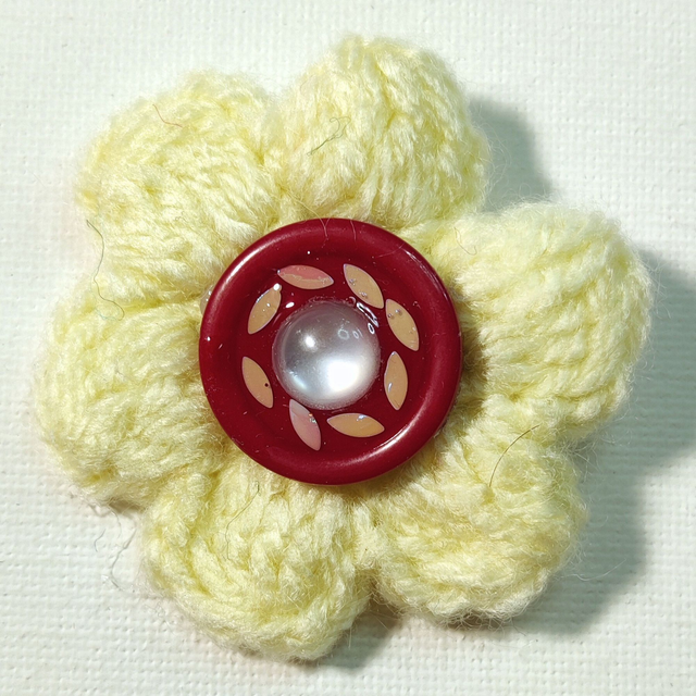 Barrette fleur simple crème crochet bouton rouge pince crocodile
