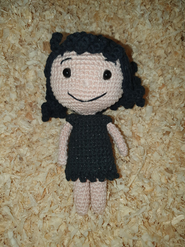 Poupée à robe noire