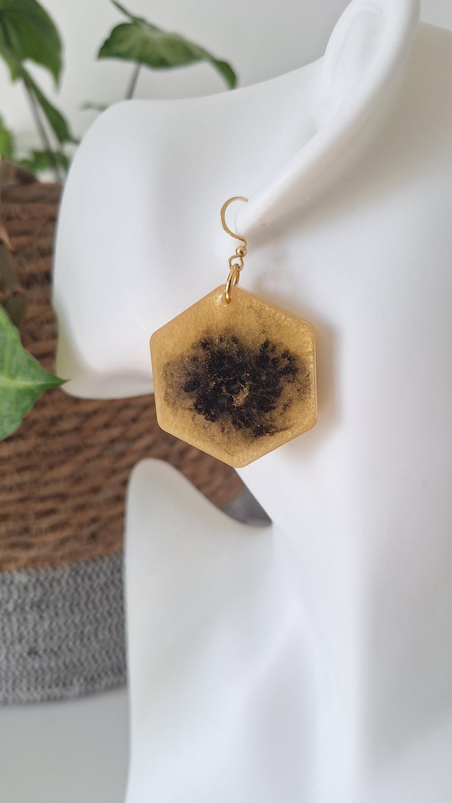 Boucles d&#039;oreilles hexagonales dorée/nuage noir