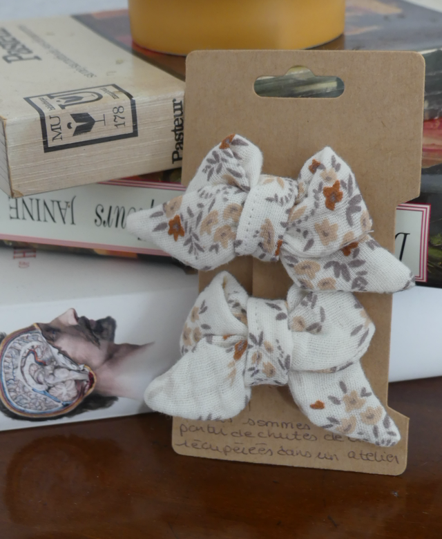 Barrette Éléonore beige à fleurs