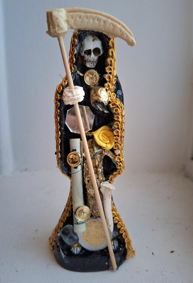 Statue Santa Muerte ornées 