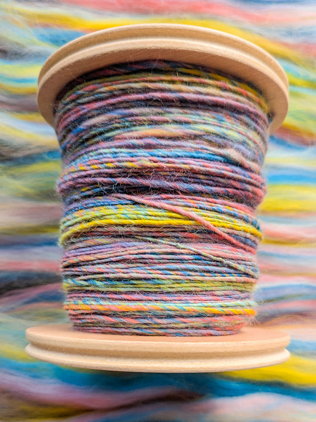 Moufl'taine filée à la main en laine arc en ciel