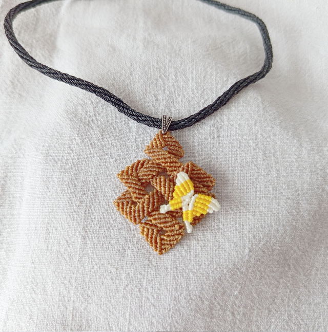 Collier en macramé avec un pendentif géométrique