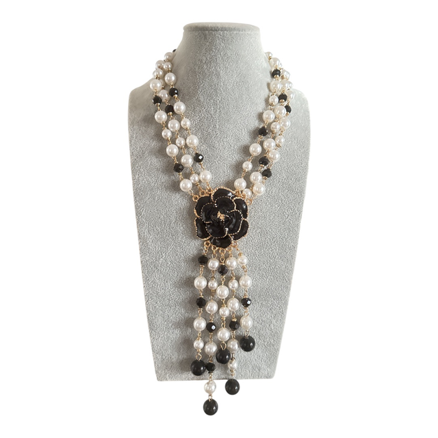 Collana Camelia nera