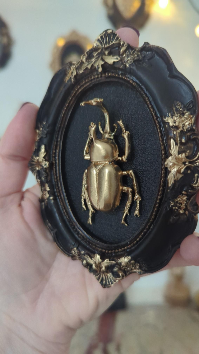 Cadre baroque doré vieilli scarabée