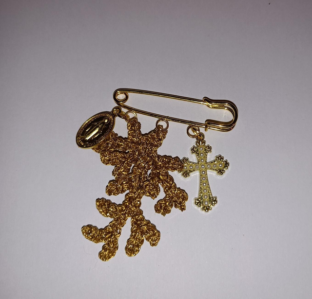 Broche avec corail doré et médaille religieuse 