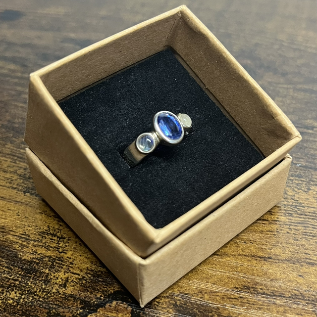 Bague en argent, Cyanite facettée et Péristérites - Taille 51