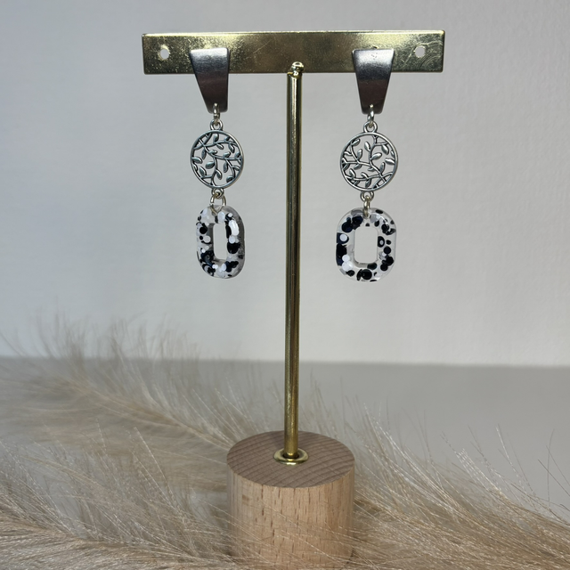 Boucles d’oreilles noirs et blanches