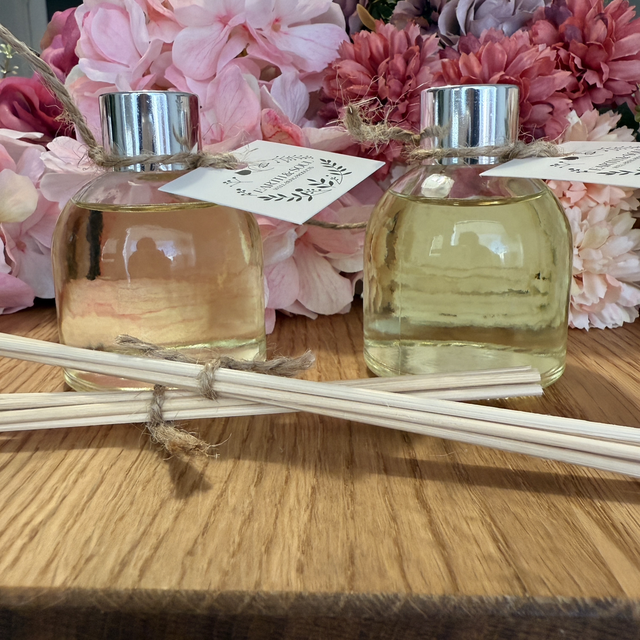 Fragrância. Ambientador de Varetas de Jasmim e Rosa Vermelha (70 ml)