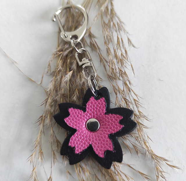 Porte clés fleur en cuir 