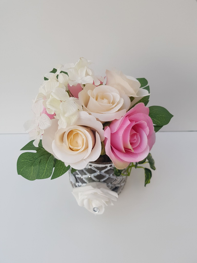 Composition Florale Pot Céramique Blanc Doré Fleurs Roses Crèmes