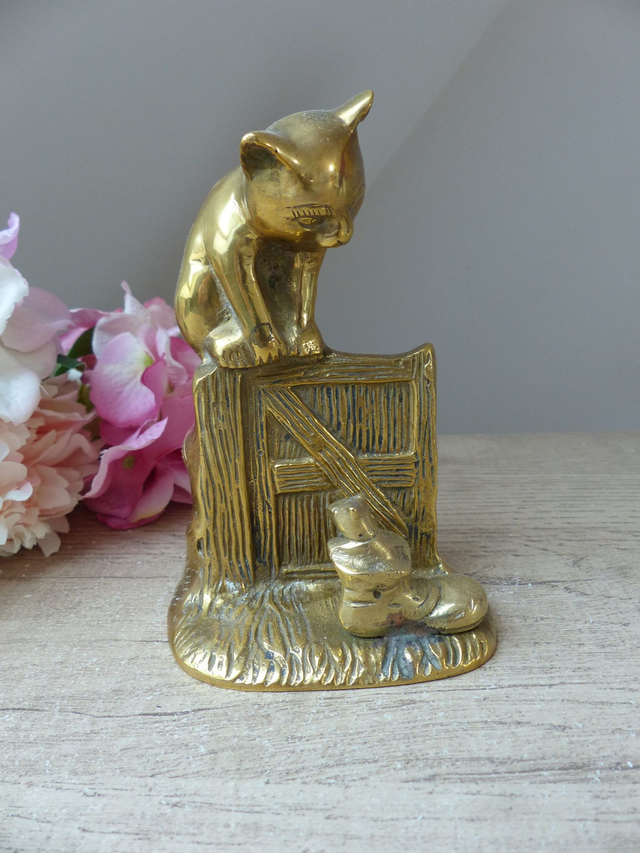 Figurine Vintage en Laiton Doré – Chat sur Clôture Regardant une Souris dans une Chaussure – Sculpture Artisanale Fait Main – Made in India