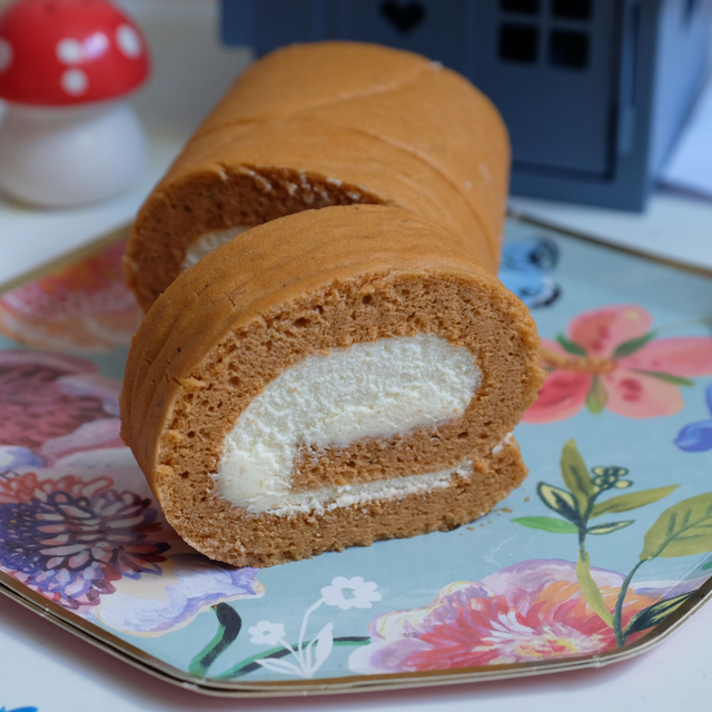 Fresh cream Thai tea roll