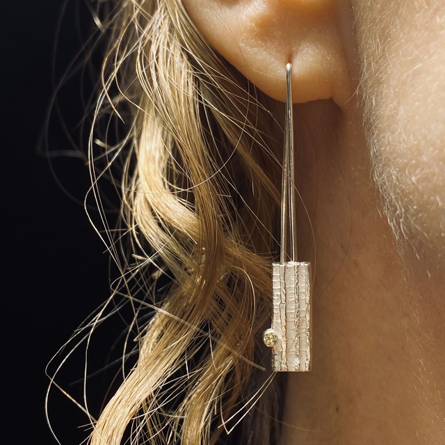 J869 ORECCHINI PENDENTI TRACCIA DI LEGNO DIAMANTI GIALLI