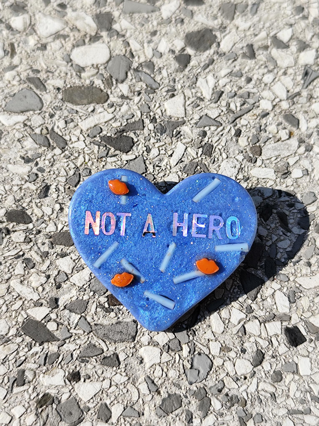 Broche cœur à paillettes - message : NOT A HERO 