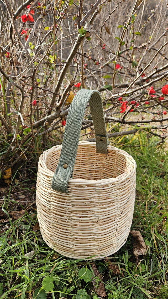 Panier de cueillette en osier blanc