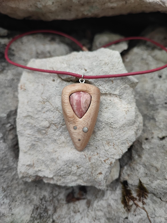 Pendentif en Bois de Frêne, Rhodoschrosite, Argent et Cordon Cuir