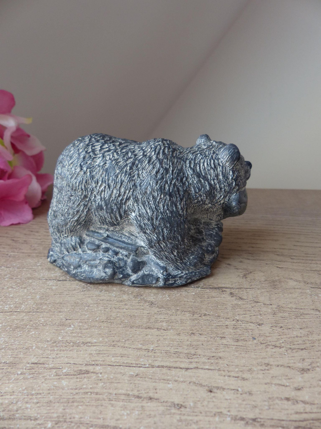 Sculpture d'ours attrapant un poisson, pierre de savon Wolf Original, figurine ours pierre fait main Canada, collection animaux art inuit
