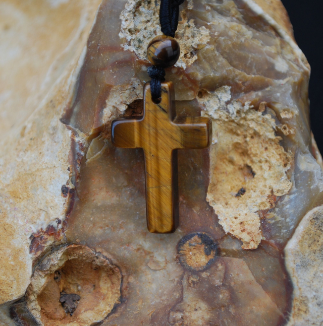 Collier croix en œil de tigre