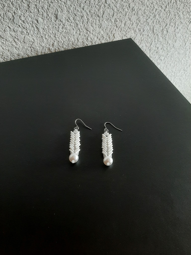 Boucle d&#039;oreilles épi blanc acier inoxydable agenté  en perle de verre 		