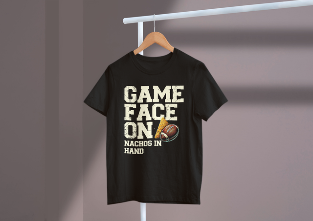 Game Face On Nachos In Hand Football Fun Game Day Snacks. Spielgesicht auf Nachos in der Hand. Fußball-Spaß-Snacks für den Spieltag