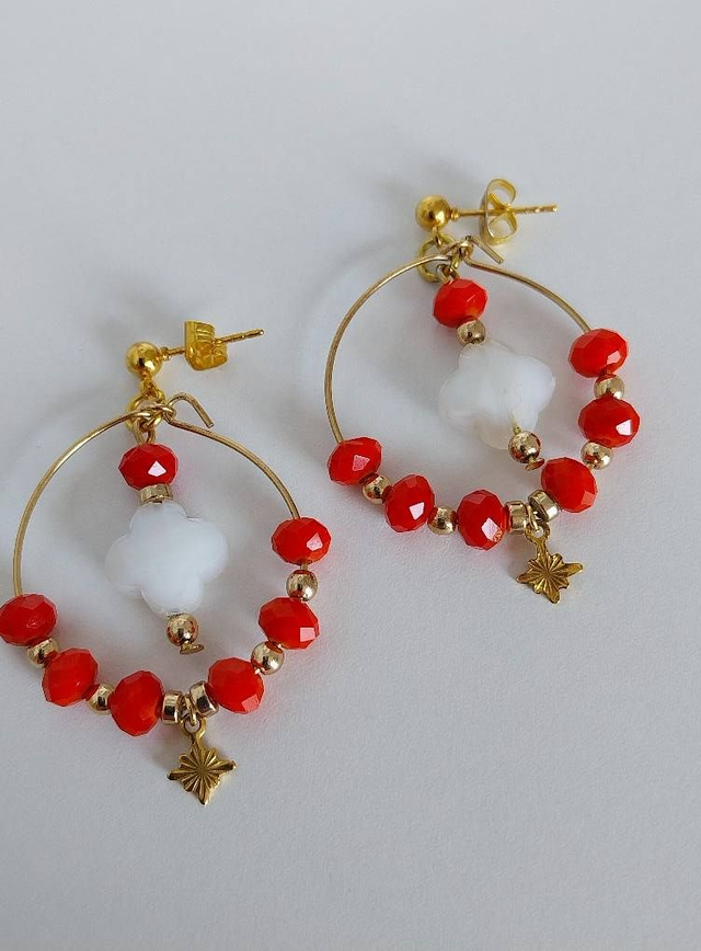 ✨Boucles d’oreilles &quot;créoles trèfles blancs perles rouges&quot;✨