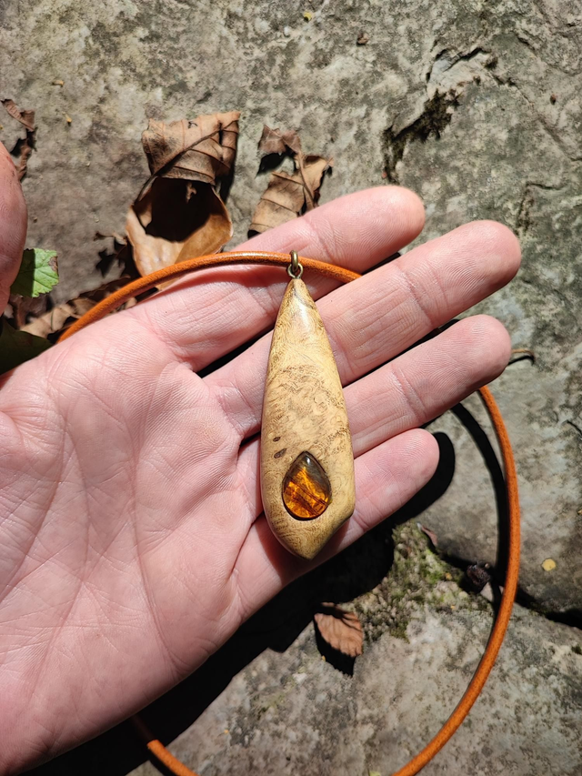 Pendentif en Bois de Loupe d'Acacia, Ambre du Mexique et Cordon Cuir