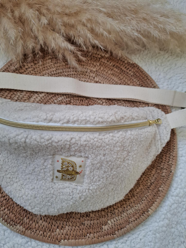 Banane bouclette beige / étiquette oiseau doré