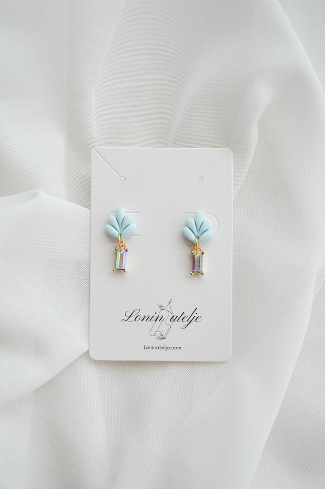 Summer Glow Kolekcija - Mali pastelno modri uhani s mavričnim umetnim kristalom