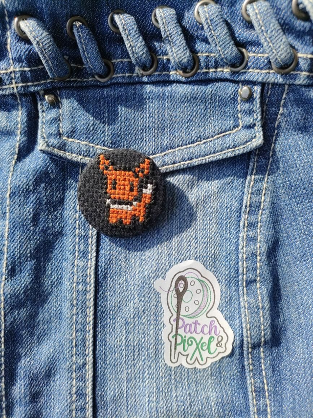 Evoli Badge ou porte clé brodé à la main pixel art fond noir