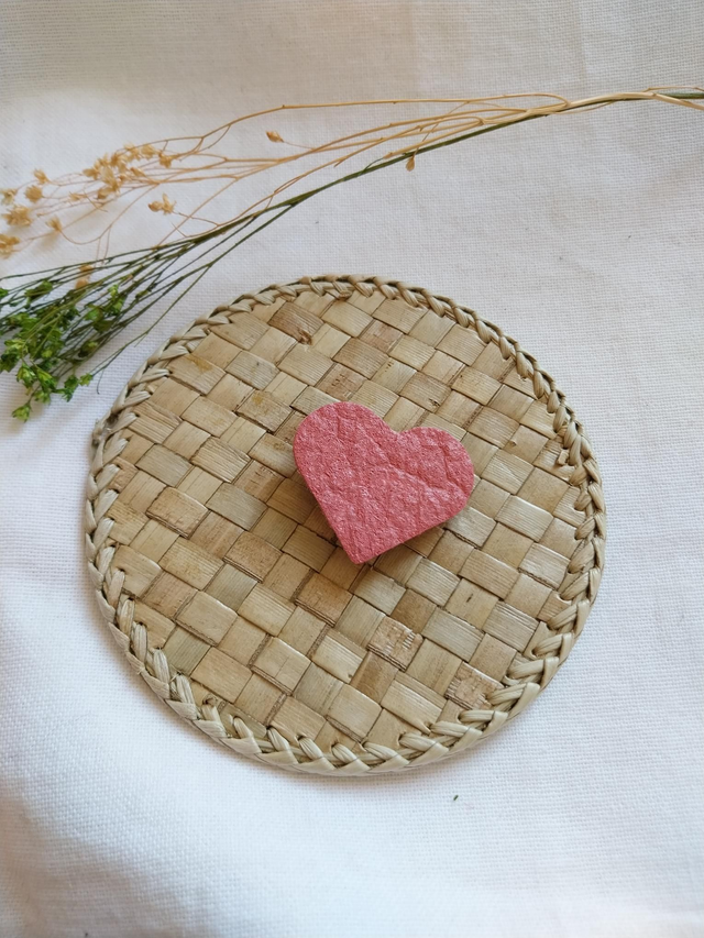 Pin's en matières végétales d'ananas 