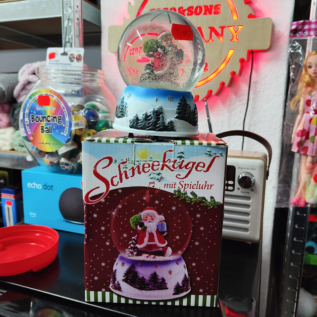 Schneekugel Weihnachten Motiv: Santa/Weihnachtsmann  LED mit spielhuhr 