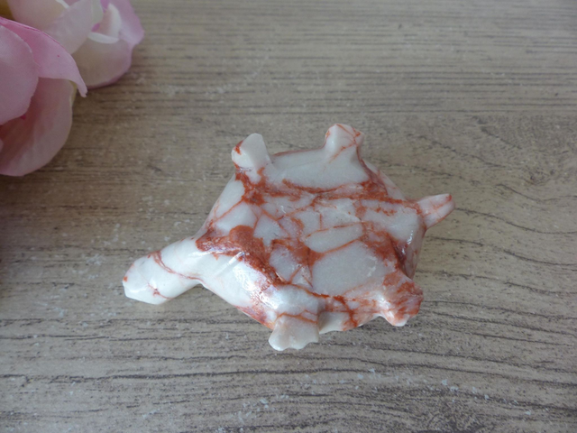 Sculpture de tortue en pierre jaspe veiné rouge, figurine tortue pierre de guérison, cadeau collection petits animaux en pierre artisanat