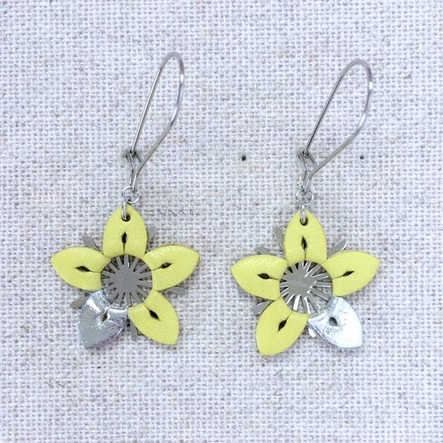 Boucles d’oreilles « Festoso » argentées, cuir jaune citron