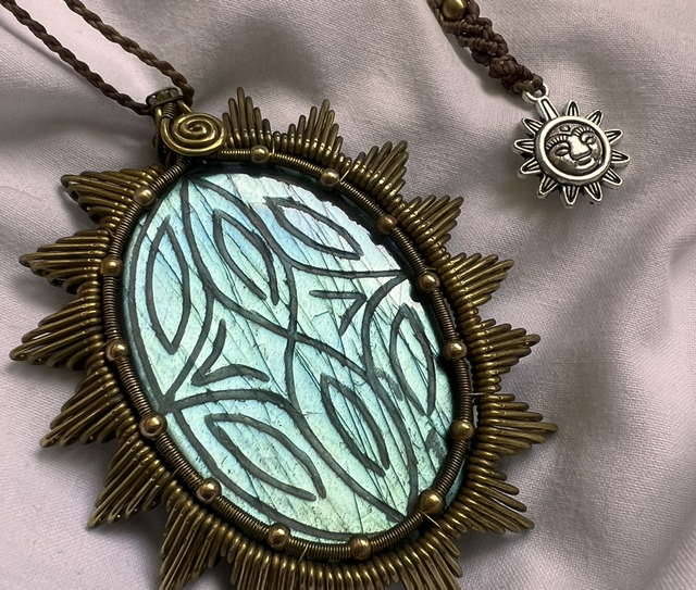 🌿 “Radiant Growth” – Carved Labradorite Sun Pendant with Brass & Sun Talisman