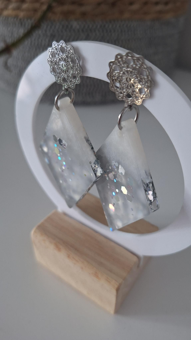 Boucles d'oreilles blanches et paillettes holographiques argentées 